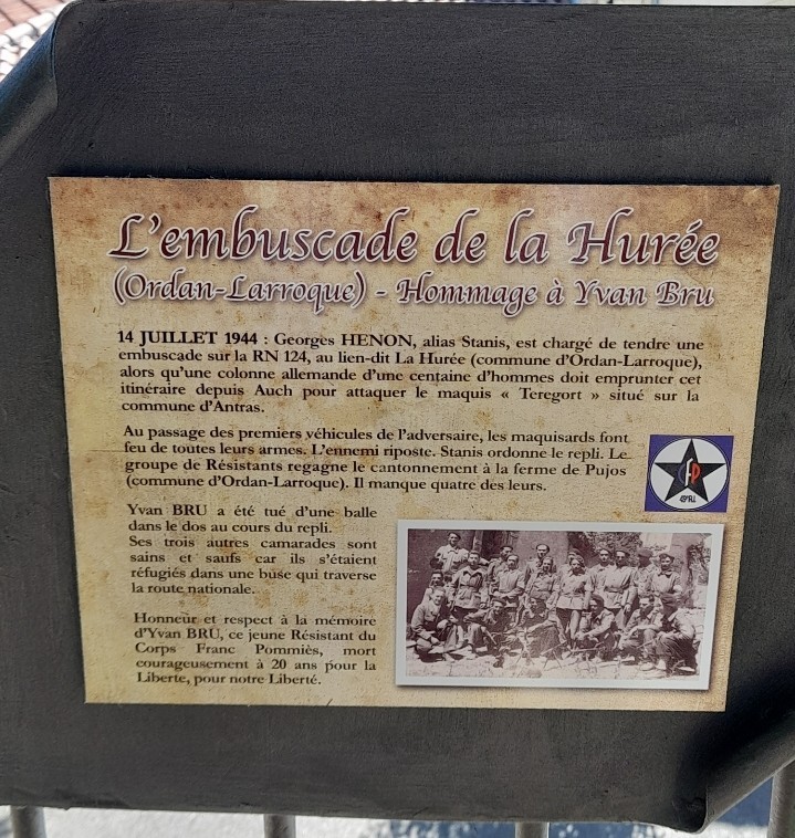 La plaque commémorative  résume la triste embuscade de la Hurée