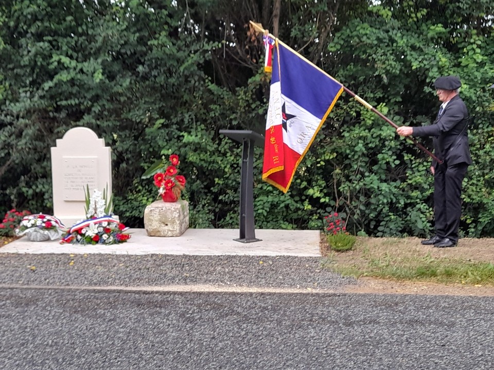 Hommage devant sa stèle restaurée