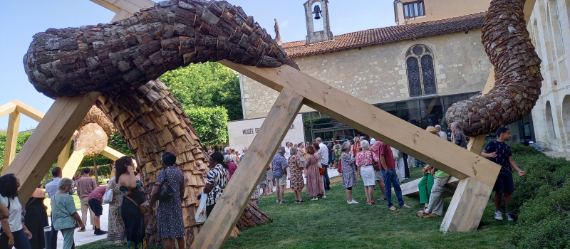 Le jardin du musée des Amériques accueille une œuvre spectaculaire et monumentale