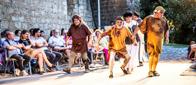 «La Fête sur le parvis» spectacle mené à toute allure à la Tour de Termes-d'Armagnac