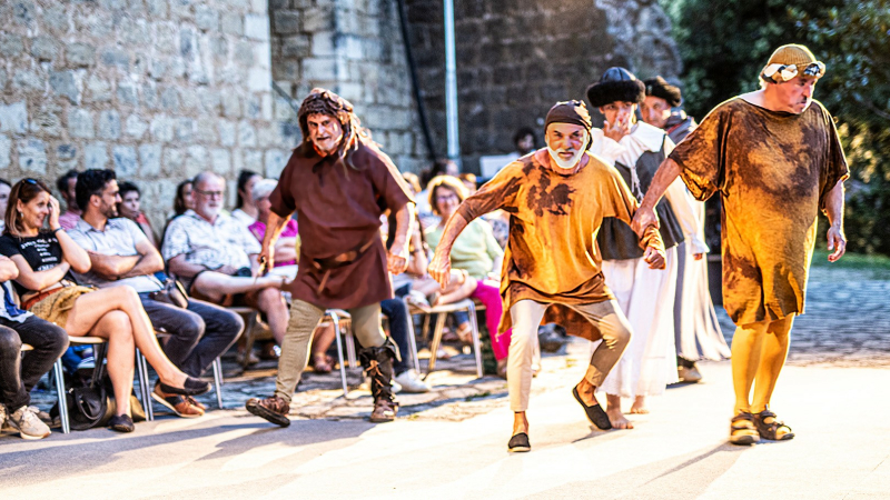 «La Fête sur le parvis» spectacle mené à toute allure à la Tour de Termes-d'Armagnac