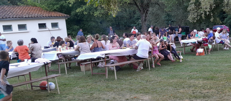 Soirée grillades,   comme autrefois,  dans l'enceinte de la piscine