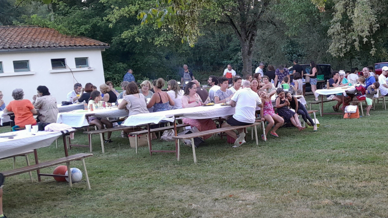 Soirée grillades,   comme autrefois,  dans l'enceinte de la piscine