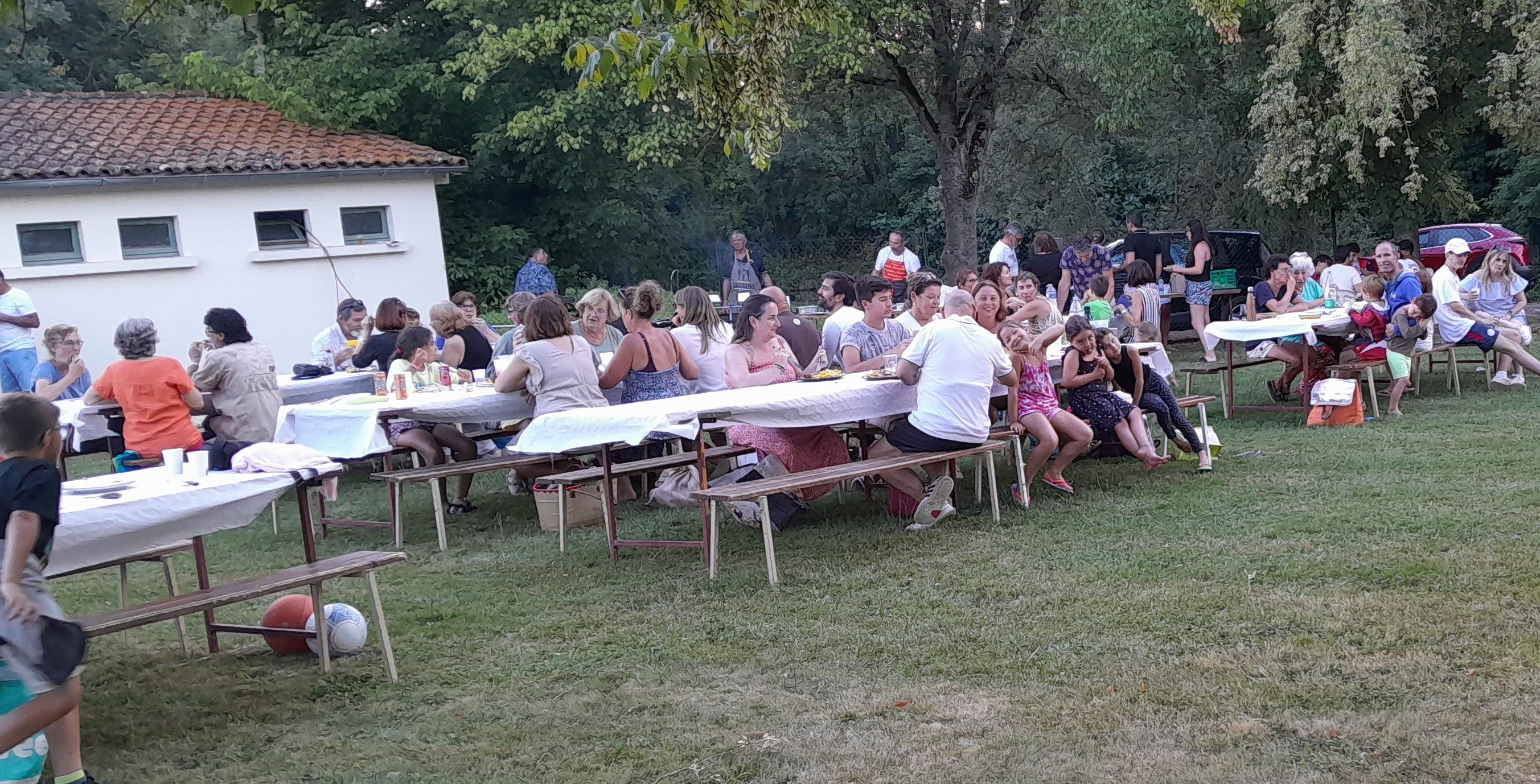 Depuis trois générations, on fait des soirées grillades au sein de cette piscine