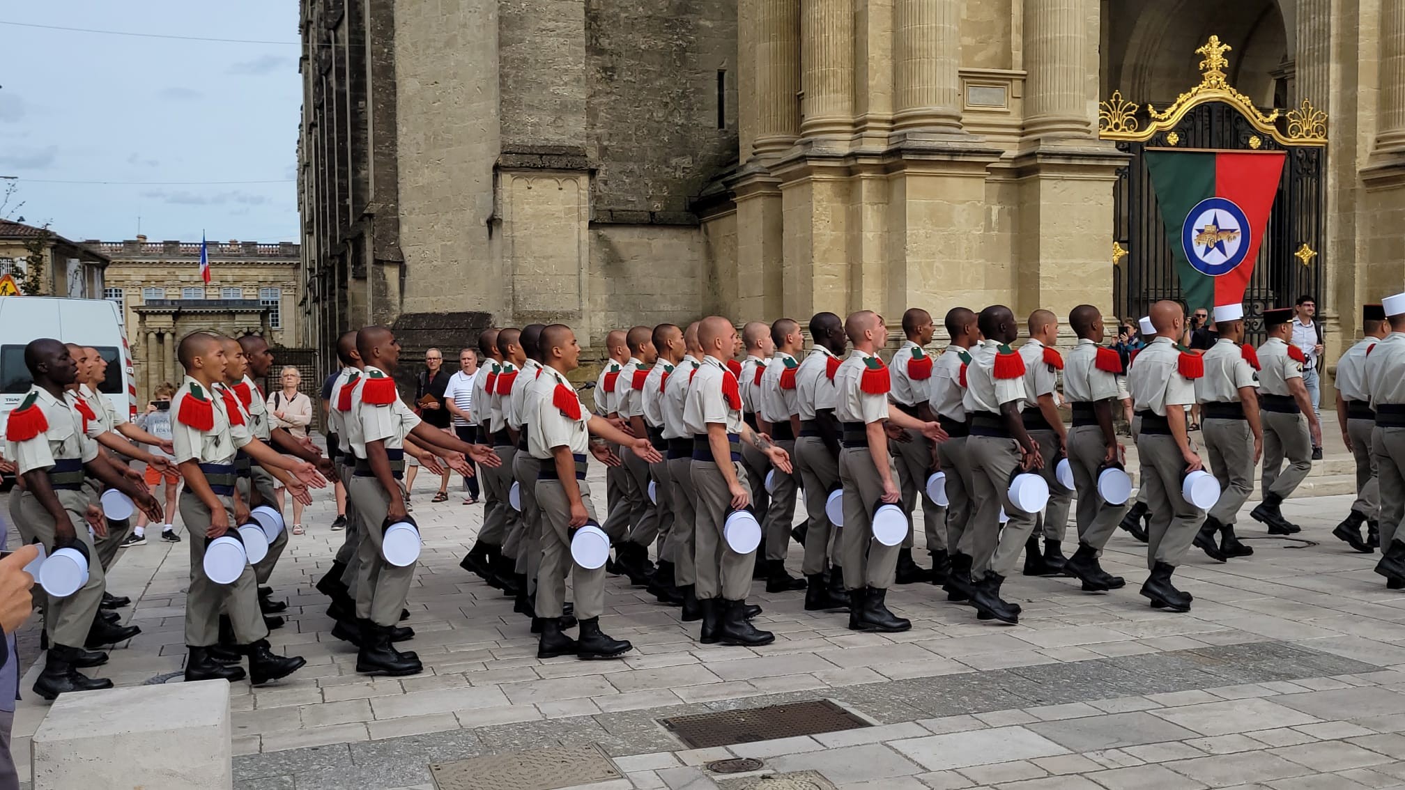 Ils arrivent au pas lent de la Légion