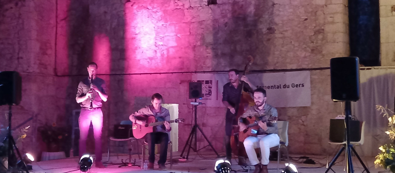 La Vieille église a retenti au son du jazz manouche, un rythme soutenu par des musiciens talentueux