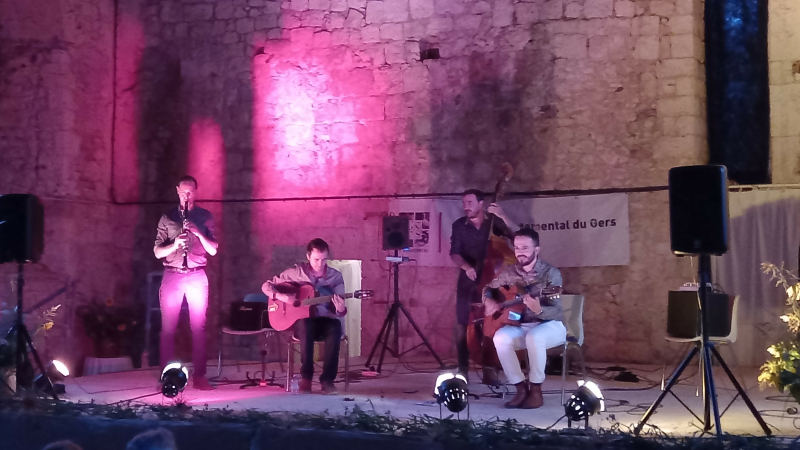 La Vieille église a retenti au son du jazz manouche, un rythme soutenu par des musiciens talentueux