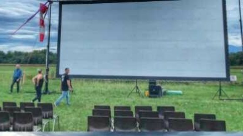 Séance de cinéma en plein air au boulodrome de Ladevèze-Rivière