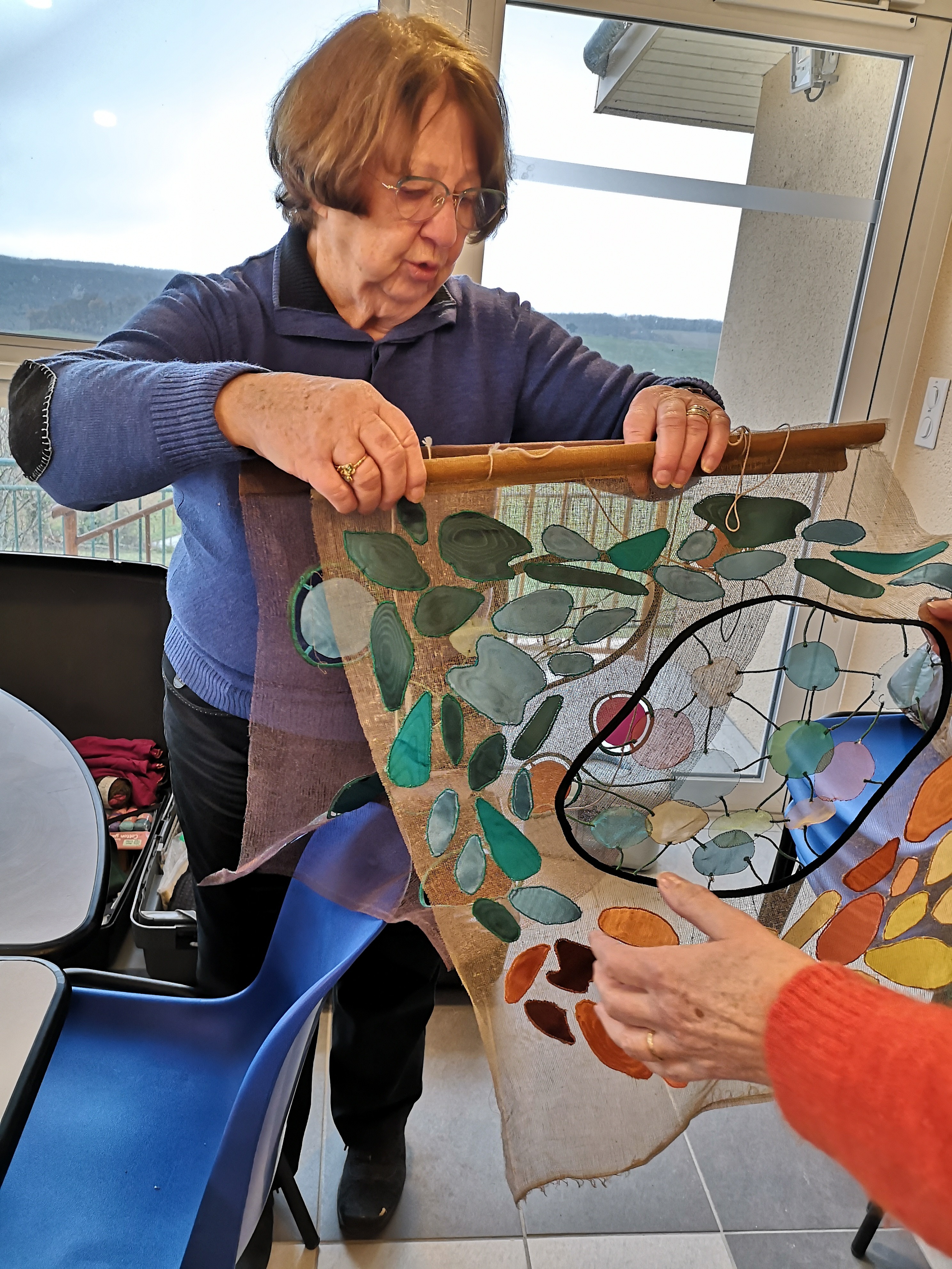 L'artiste montrant l'une de ses créations