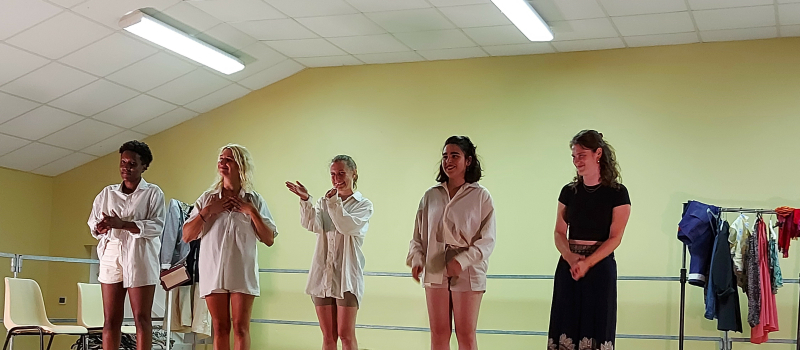 Quand le théâtre s'invite à Justian, un vol de sympathiques Harpies envahit nos campagnes !