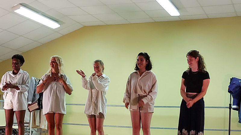 Quand le théâtre s'invite à Justian, un vol de sympathiques Harpies envahit nos campagnes !