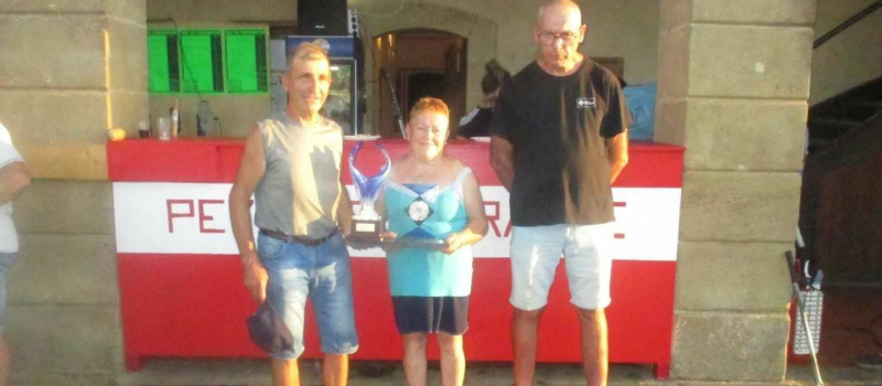 Quilles gasconnes par équipe : le trophée de la fête
