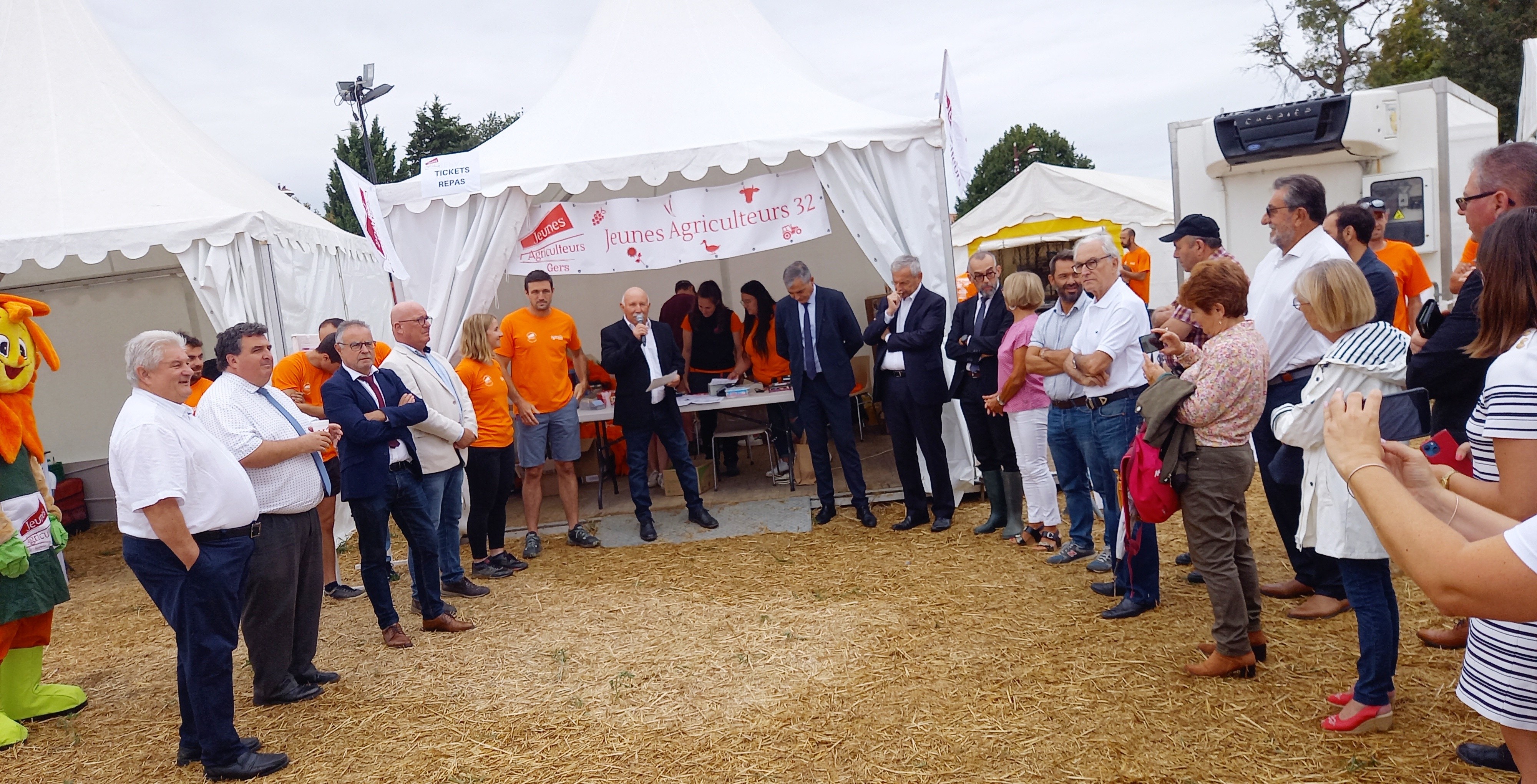 Les officiels à l'écoute du discours du maire de Bézéril, Christian Daignan.