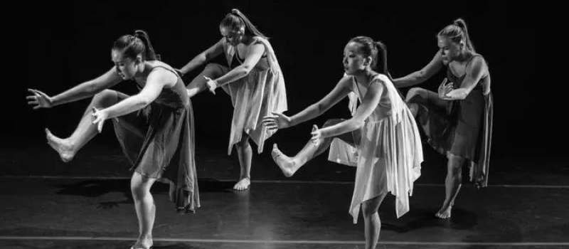 Cours de danse contemporaine à la MJC de l'Isle-Jourdain.