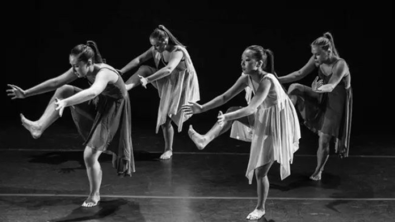 Cours de danse contemporaine à la MJC de l'Isle-Jourdain.