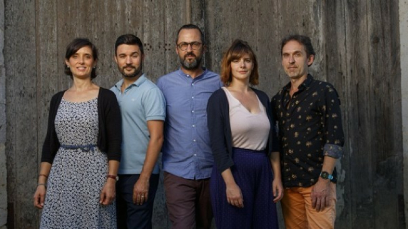 Cinq chanteurs en tournée "à bicyclette" dans le Gers font escale à Flaran…