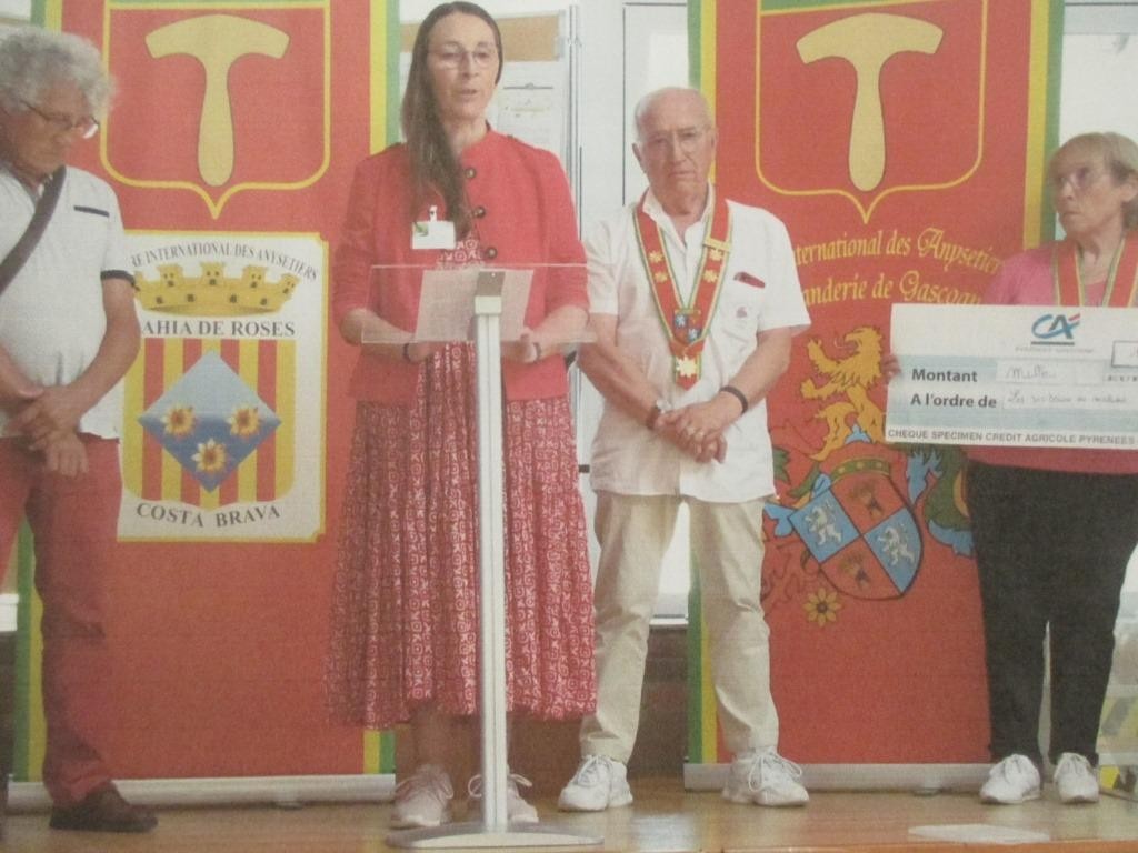 La  présidente émue lors de la remise du chèque de 1000 euros