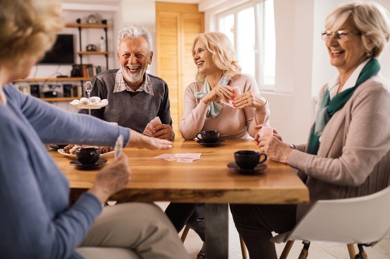 groupe-personnes-matures-heureuses-riant-tout-profitant-jeu-cartes-table.jpg