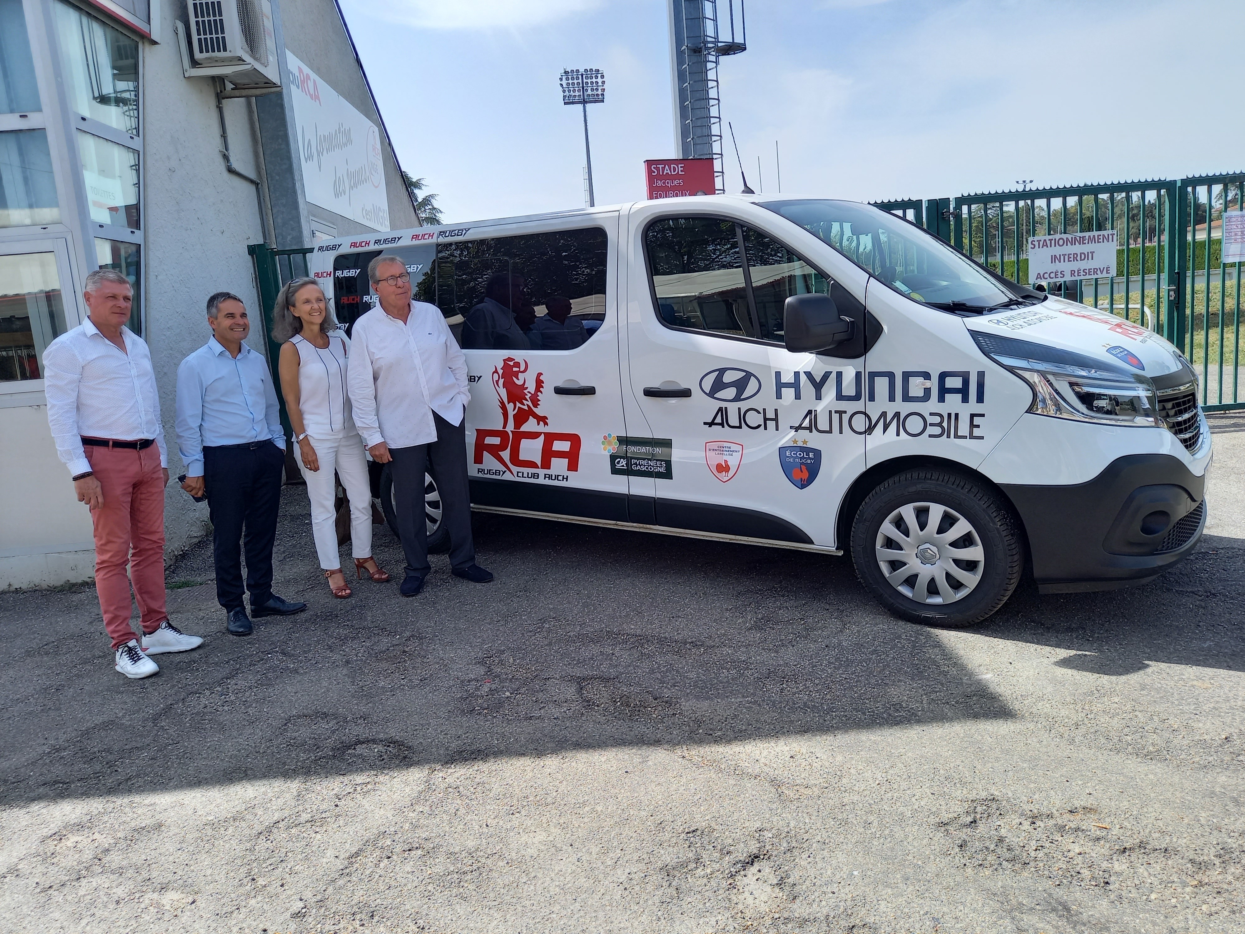 Vincent Dupouey, Marc Didier, président du CAM Pyrénées Gascogne,, Sylvie Ehrmann et Jean-Michel Justumus ont inauguré le minibus.