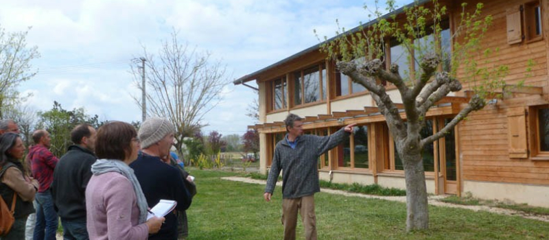 Une visite chaperonnée de l’Ecocentre Pierre et Terre dirigée par Anaïs et Christophe