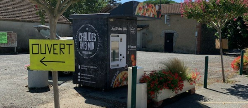 Nouveau: un distributeur de pizzas  , face à la salle des fêtes