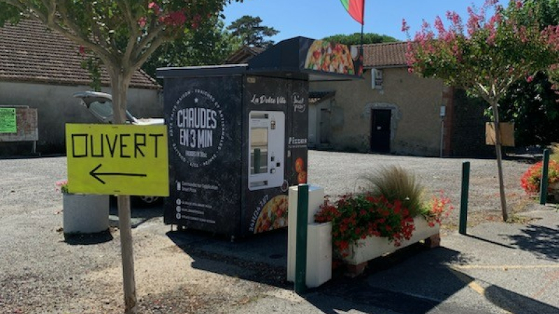 Nouveau: un distributeur de pizzas  , face à la salle des fêtes