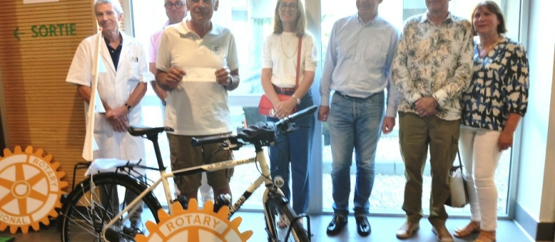 Le Rotary club   a remis un chèque a  Philippe Sudre pour Action Hôpital Sourire