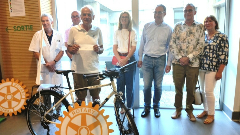 Le Rotary club   a remis un chèque a  Philippe Sudre pour Action Hôpital Sourire