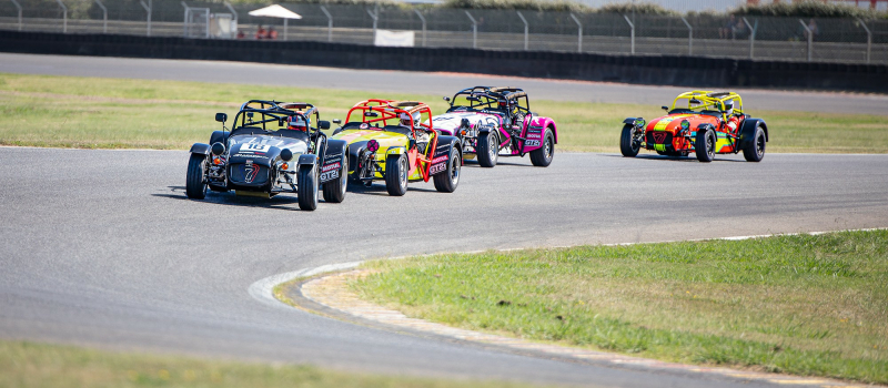 Grand bal de voitures de fête au circuit de Nogaro: Caterham et Mazda MX-5 (I)