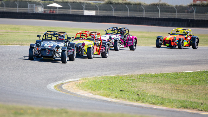 Grand bal de voitures de fête au circuit de Nogaro: Caterham et Mazda MX-5 (I)