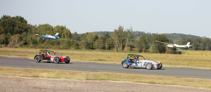 Grand bal de voitures de fête au circuit de Nogaro: Caterham et Mazda MX-5 (II)