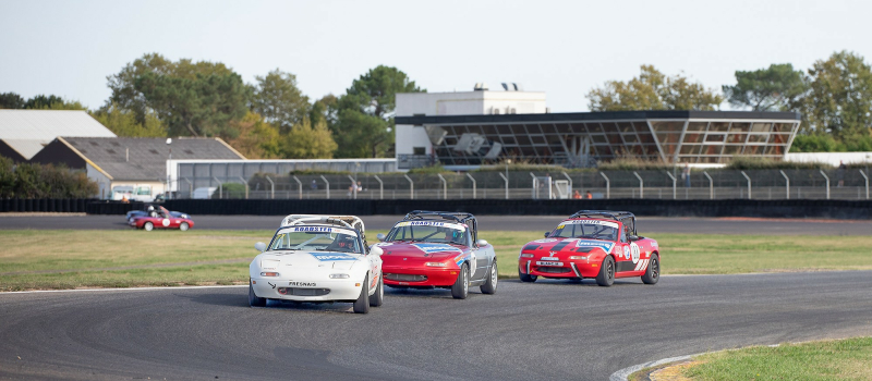 Grand bal de voitures de fête au circuit de Nogaro: Caterham et Mazda MX-5 (III dernier)