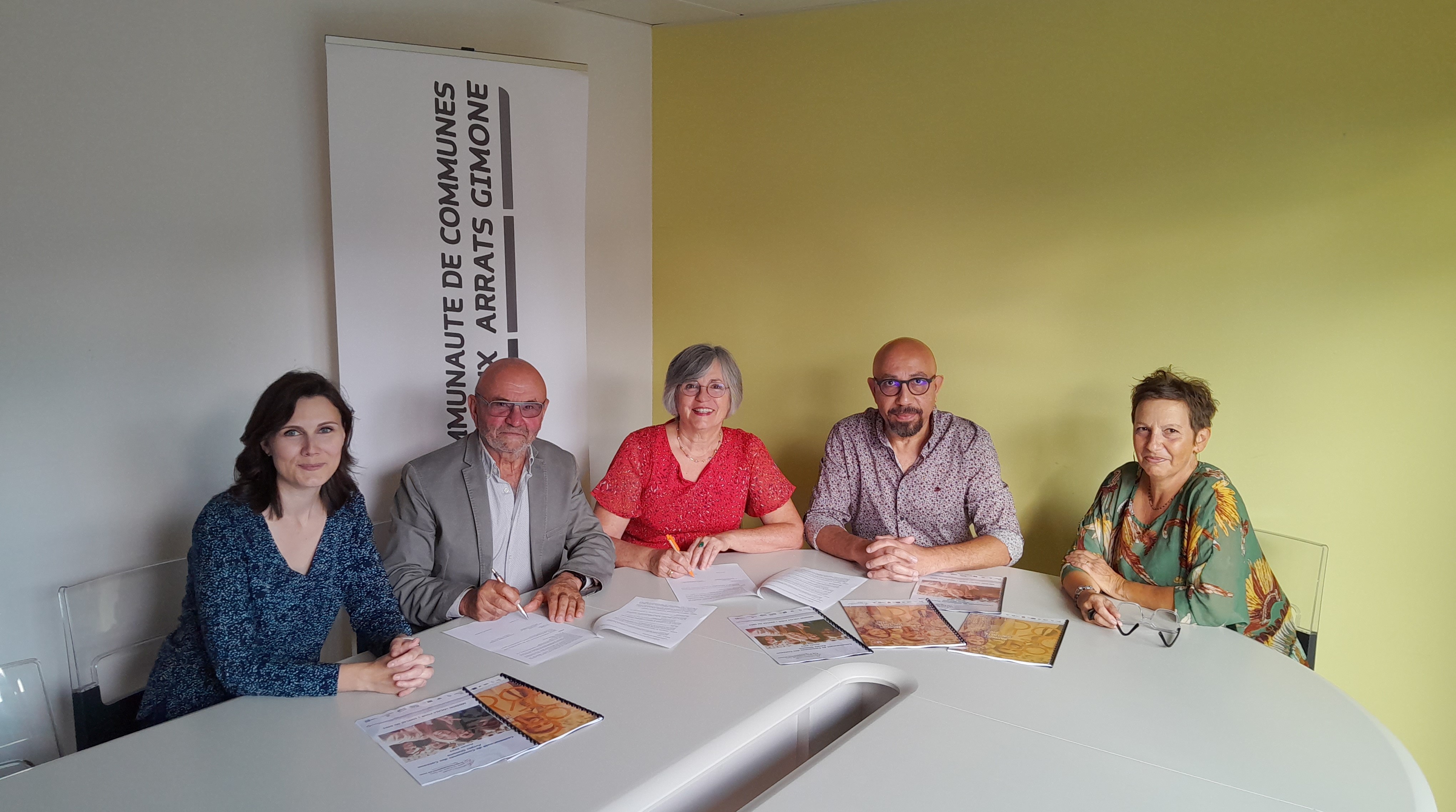 Gaëlle SALAÜN, Développeuse économique, dédiée à l’emploi à la 3CAG, Gérard ARIES, Président de la 3CAG, Hélène ROZIS LE BRETON, Présidente Déléguée de la Mission Locale pour l’Emploi du Gers, Georges MARTIN, Directeur de la Mission Locale pour l’Emploi du Gers , Chantal DUSSAUD, Conseillère à la Mission Locale.