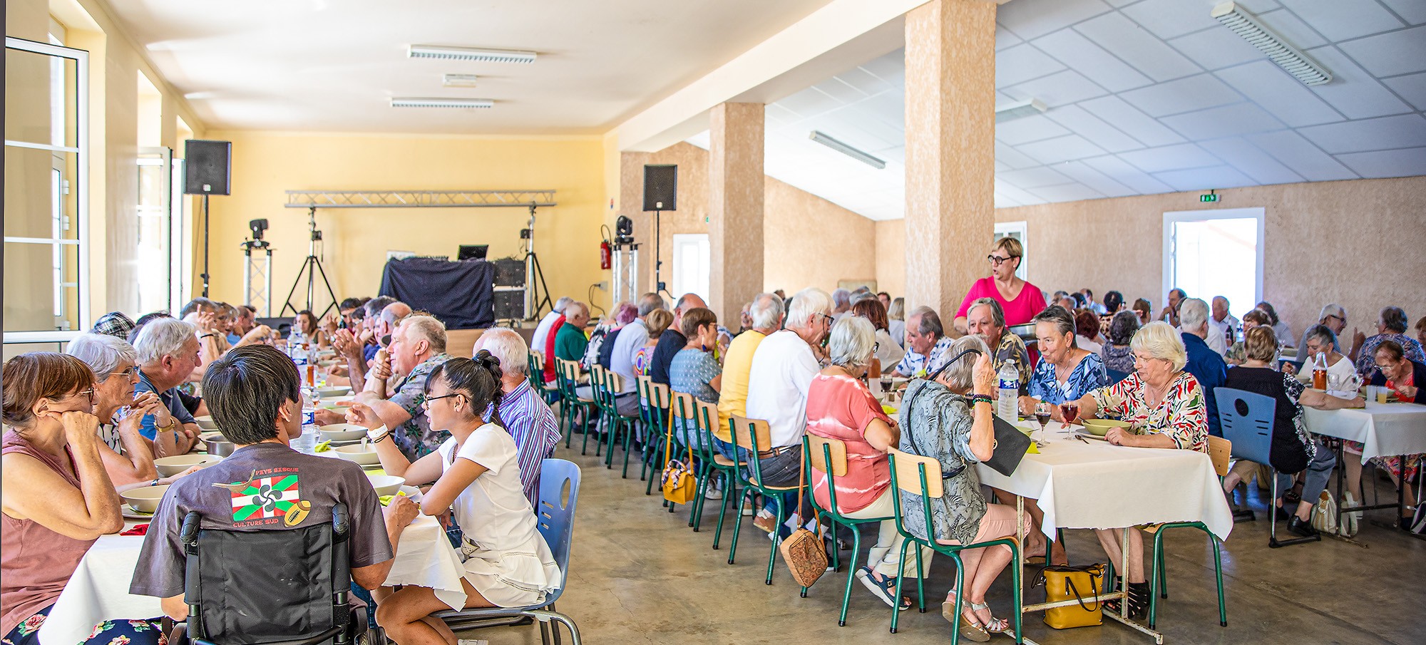 0 Repas dans la salle des fêtes de Loussous-Débat 1bis 011023.jpg