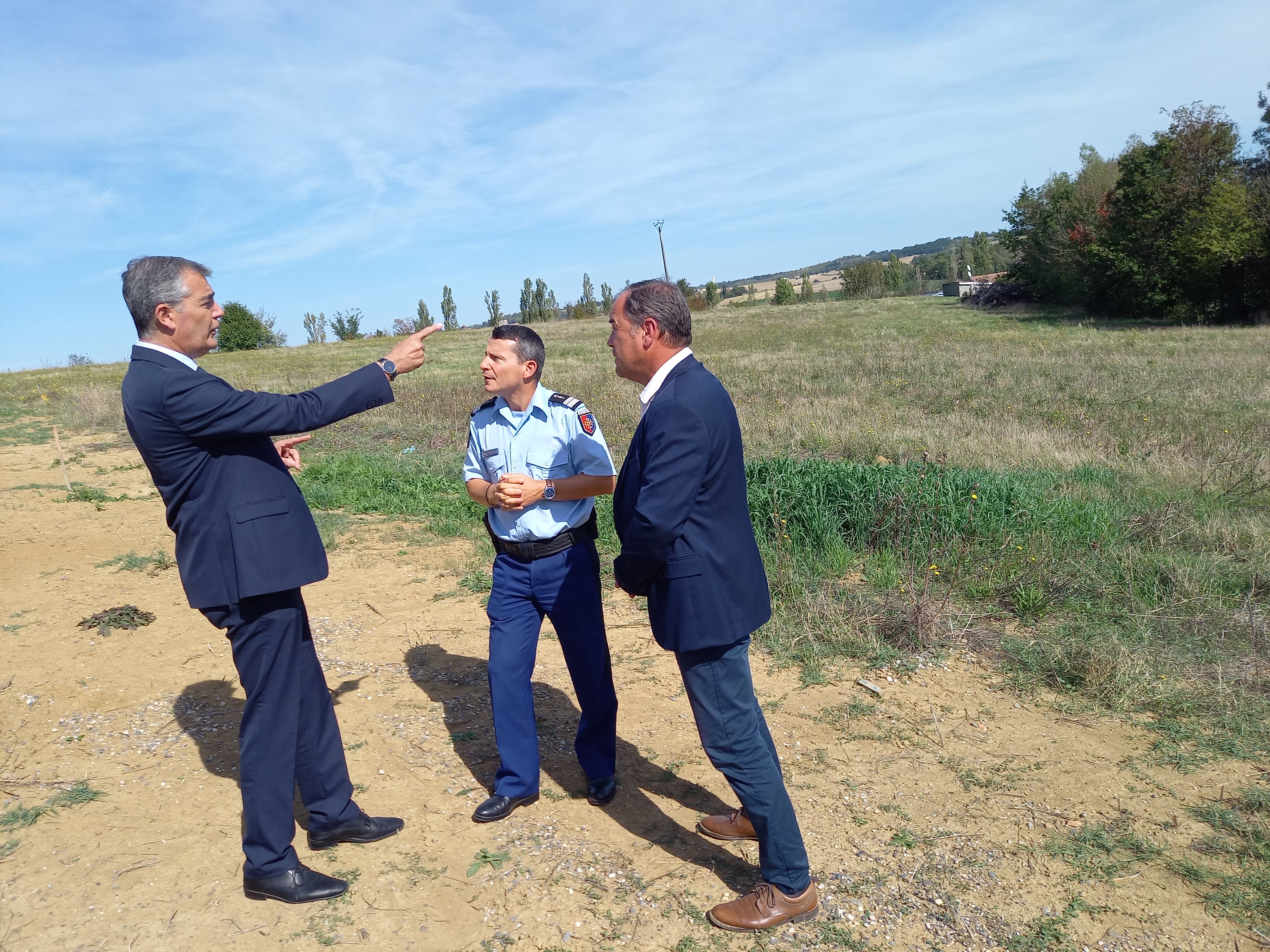 Sur le terrain ou sera construit le gendarmerie, le préfet du Gers, le colonel Mahey et le maire de Nougaroulet.