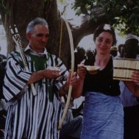 sous l'arbre à palabres Jacques et Paulette Barthe avaient reçu des cadeaux des habitants de Nigo.jpg