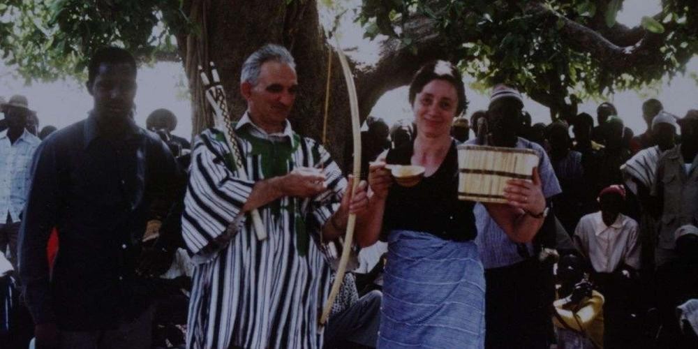 sous l'arbre à palabres Jacques et Paulette Barthe avaient reçu des cadeaux des habitants de Nigo.jpg