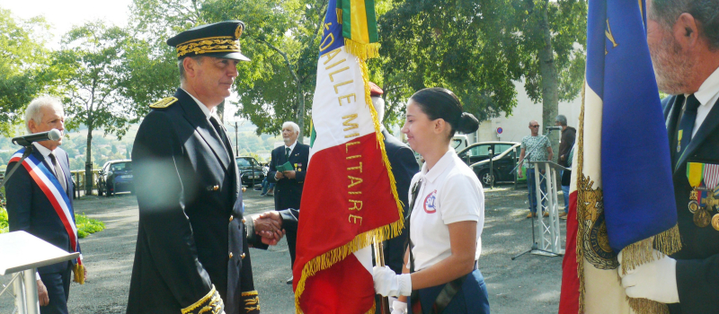 Lors de la journée nationale de la médaille militaire, Thalia André, SNU, a été promue porte-drapeau