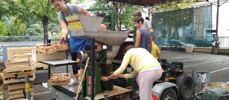1900 kilos de pommes sous la halle Verdié