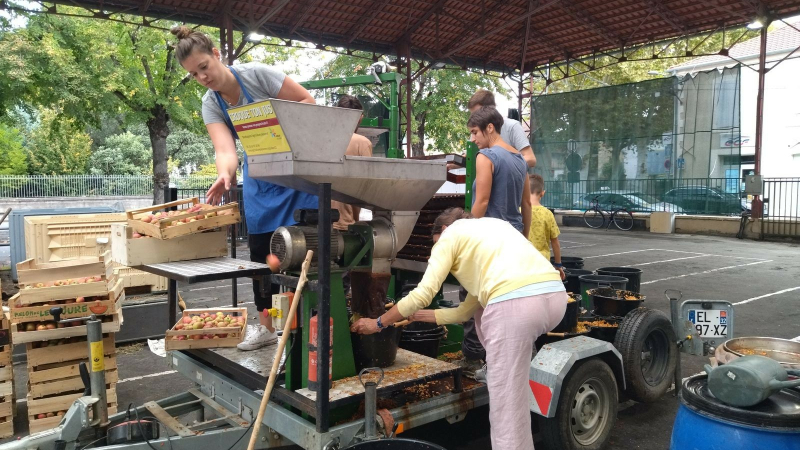 1900 kilos de pommes sous la halle Verdié