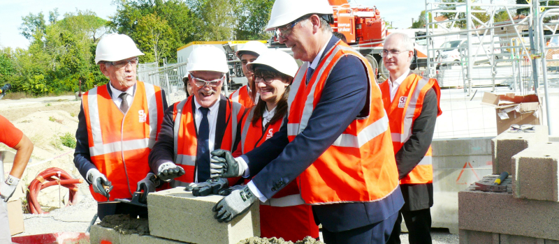 Pose de la première pierre au futur centre commercial du Garros