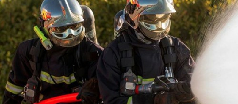 Un hangar la proie des flammes