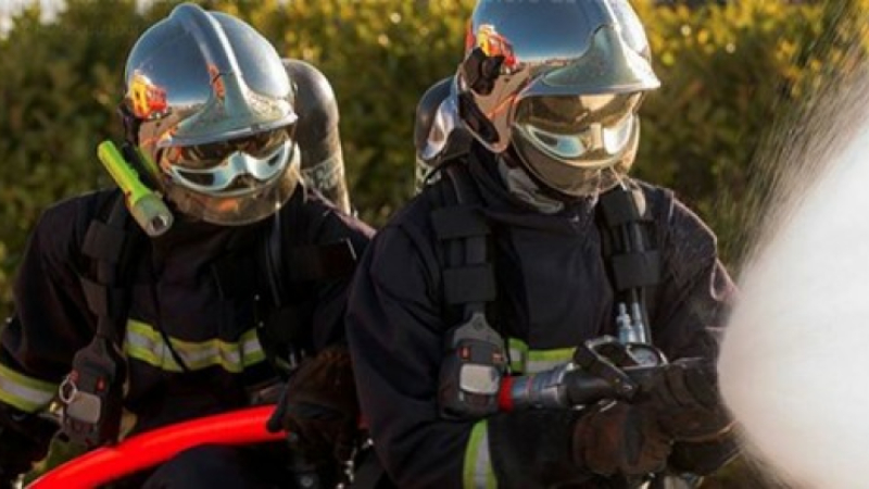 Un hangar la proie des flammes