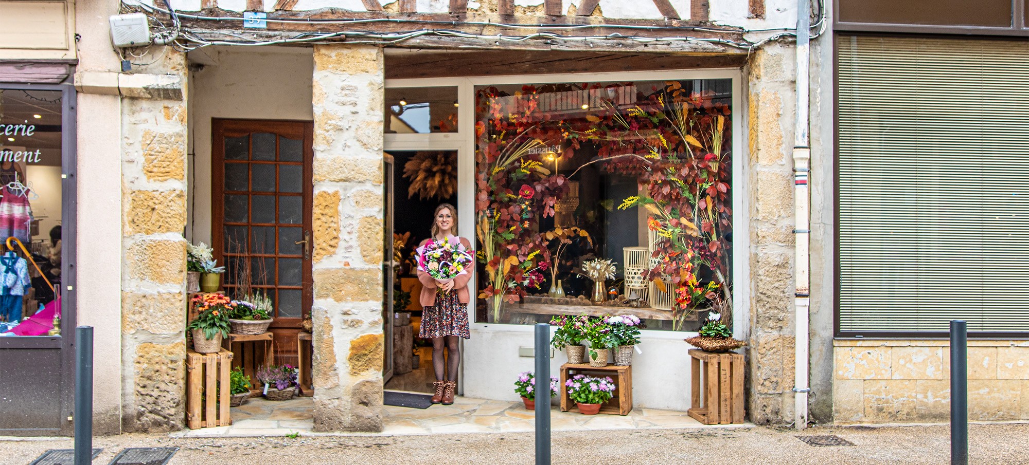0 Lucie devant sa boutique 1bis 201023.jpg