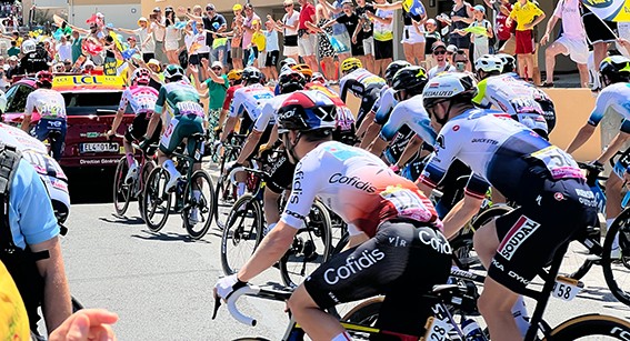 Étape_13_Tour_France_2023_Avenue_Clément_Désormes_-_Châtillon-sur-Chalaronne_(FR01)_-_2023-07-14_-_5.jpg