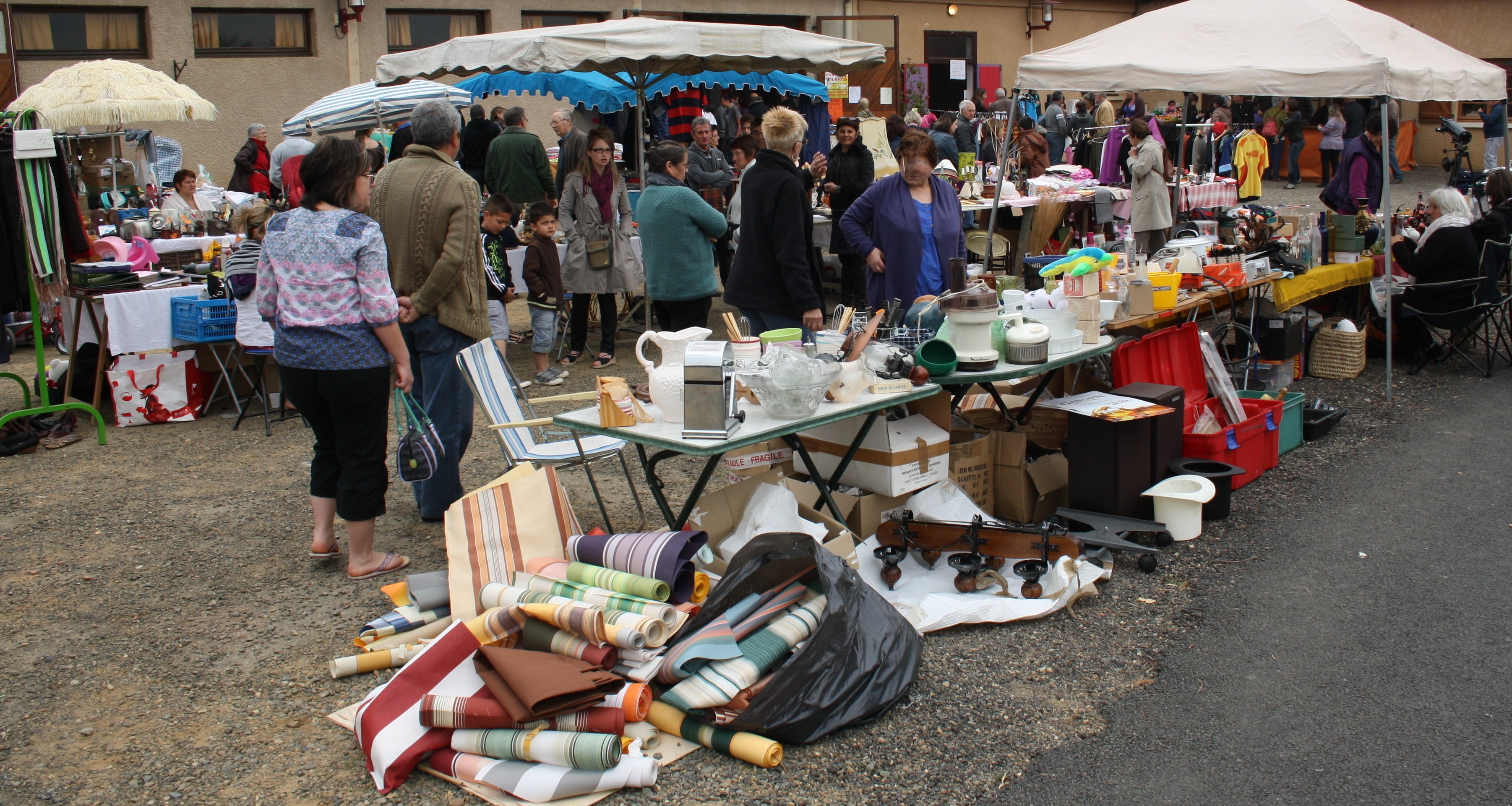 vide grenier.jpg