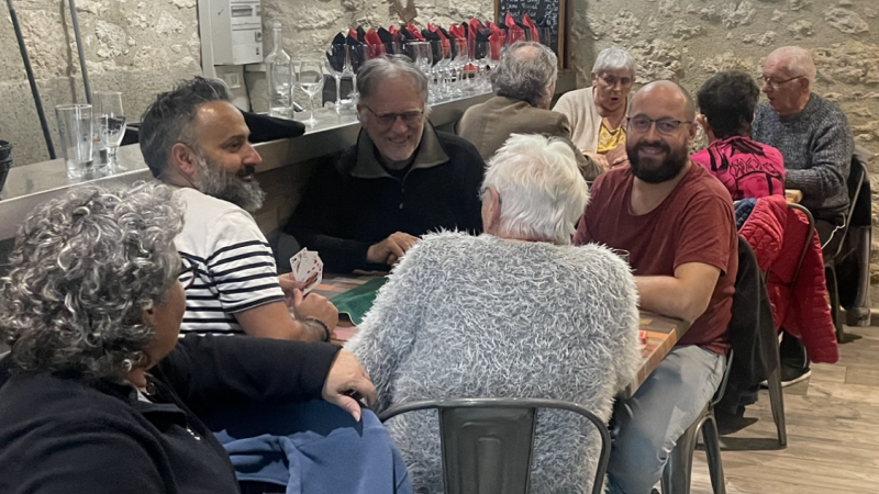 C'est parti ! Reprise de la belote au café "La Bascule" à Saint-Clar .