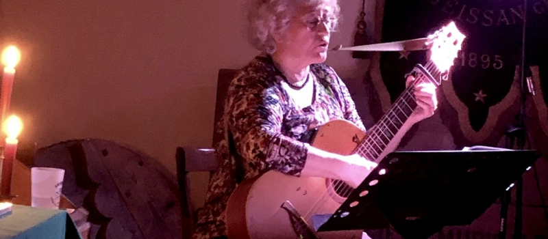 La chanteuse Philomène sur scène .