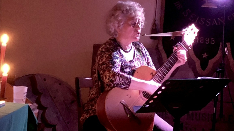 La chanteuse Philomène sur scène .