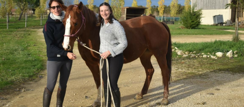 Léa,  monitrice et spécialiste en équitation  éthologique